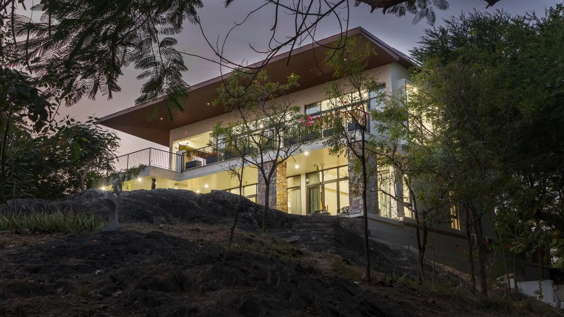 Saffronstays Camelot By The Lake - 3 Bedroom Villa With Lake View, Games Area And Lake Access 우다이푸르